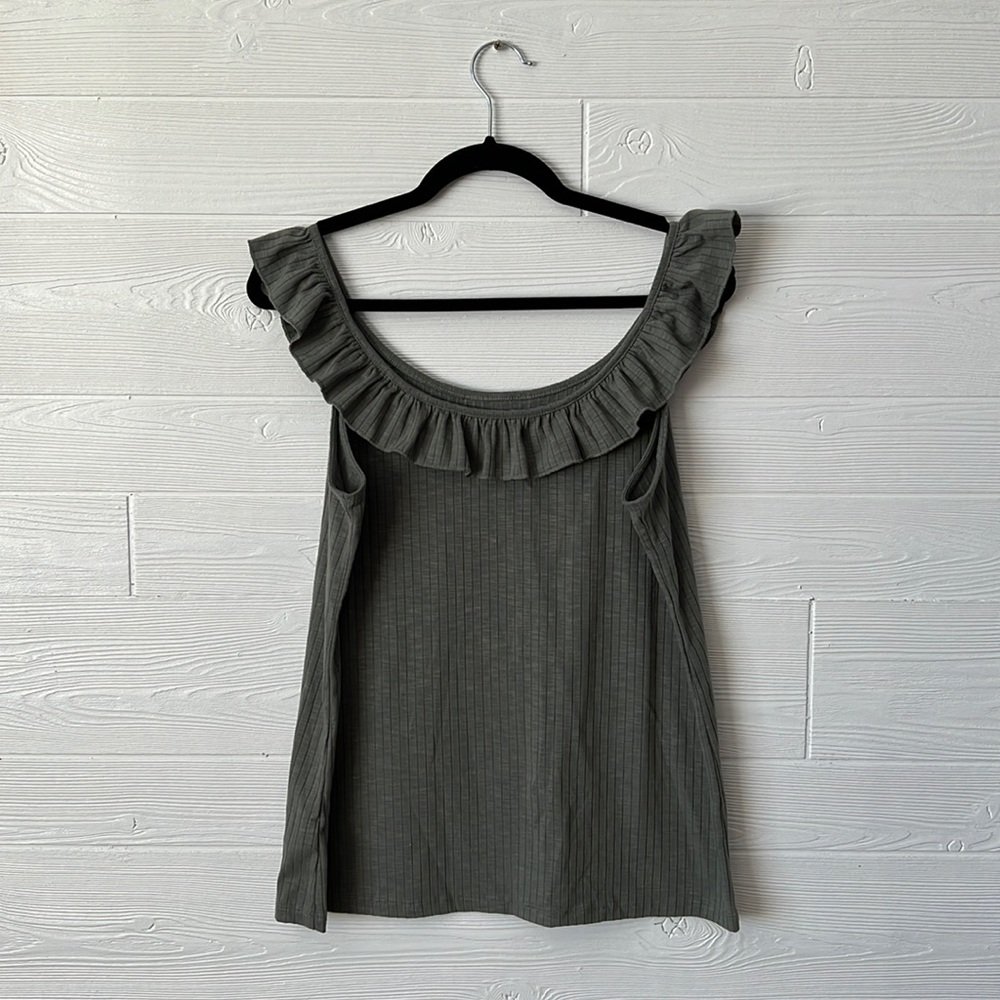 🥝 Loft outlet green gray ribbed tanktop with ruffled neckline XL